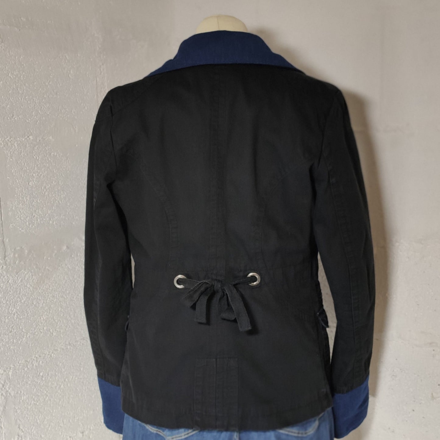 Veste noire et Jean IMANI