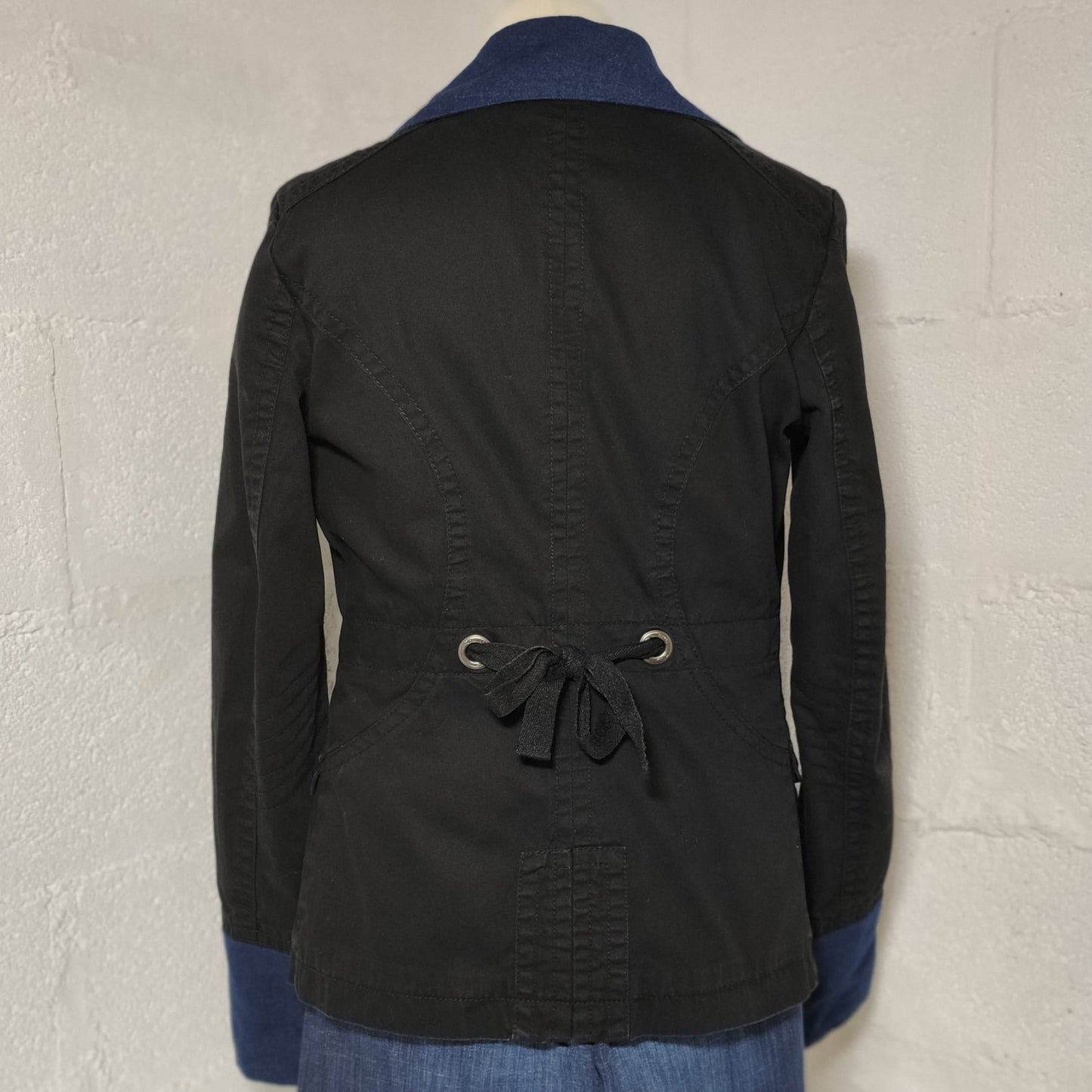 Veste noire et Jean IMANI